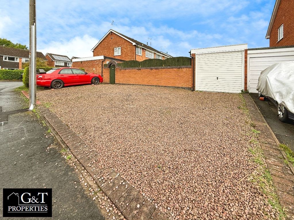 Property photo 3 of 26 Driveway/Garage
