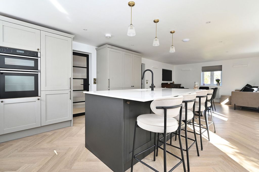 Property photo 2 of 21