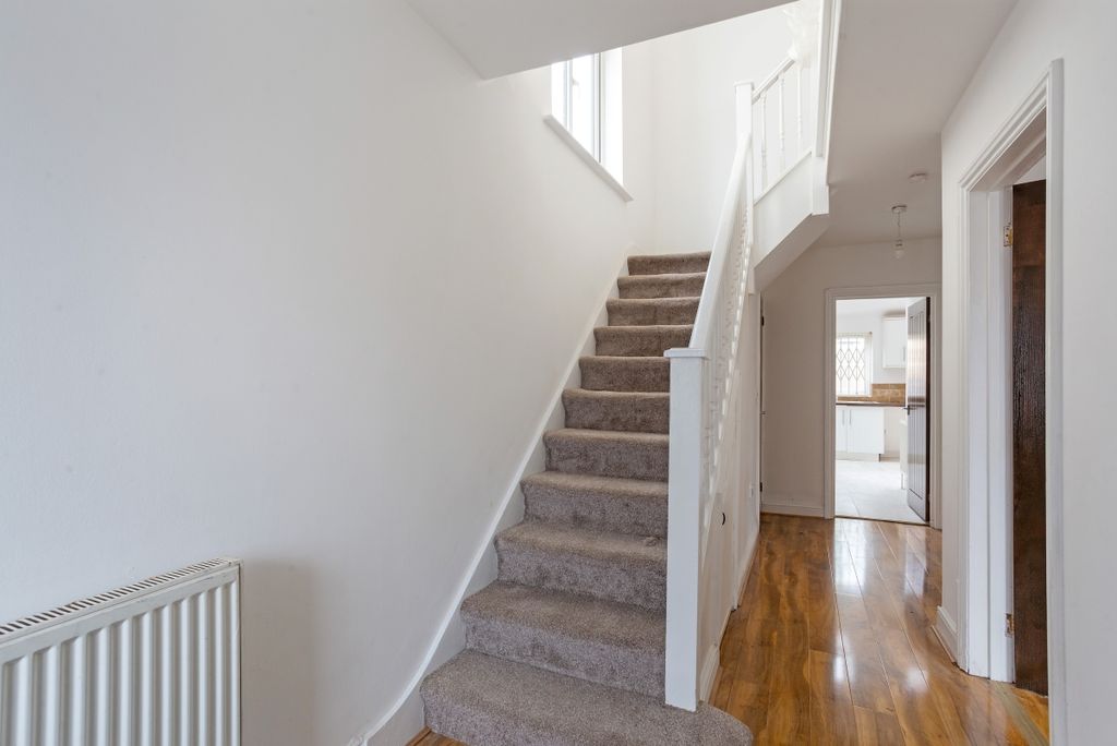 Property photo 2 of 17 46 Ballogie Avenu...