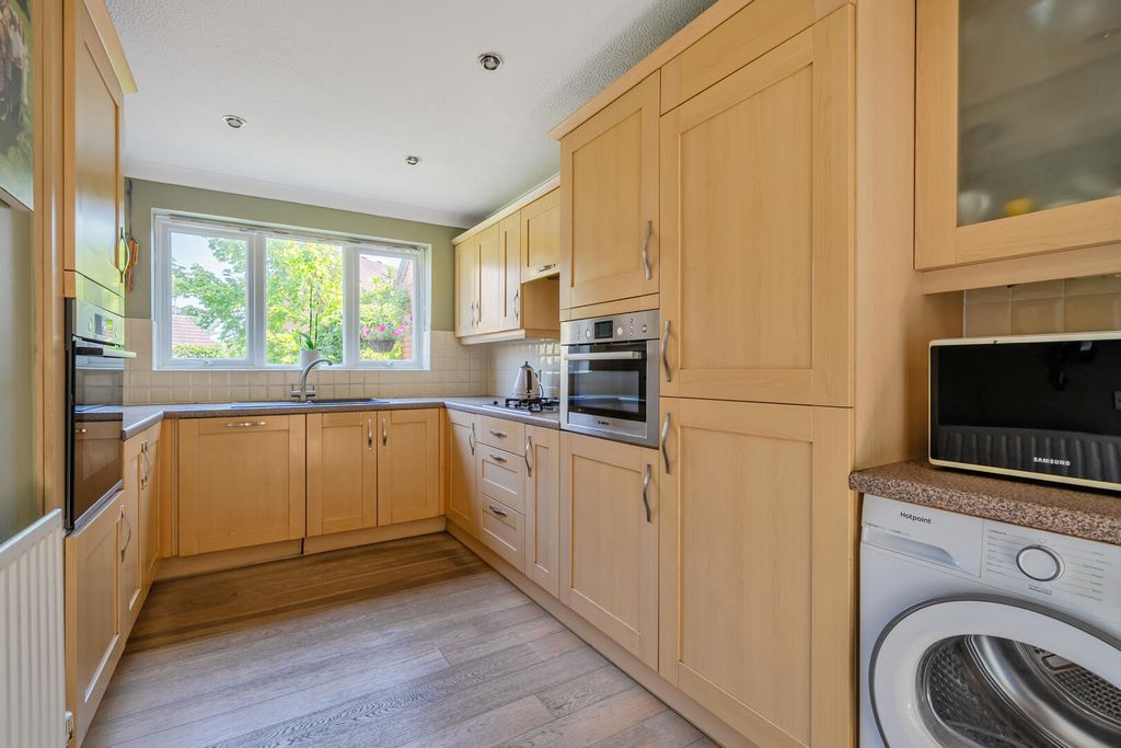 4 bed detached house for saleCranesbill Road, Devizes SN10 photo 4