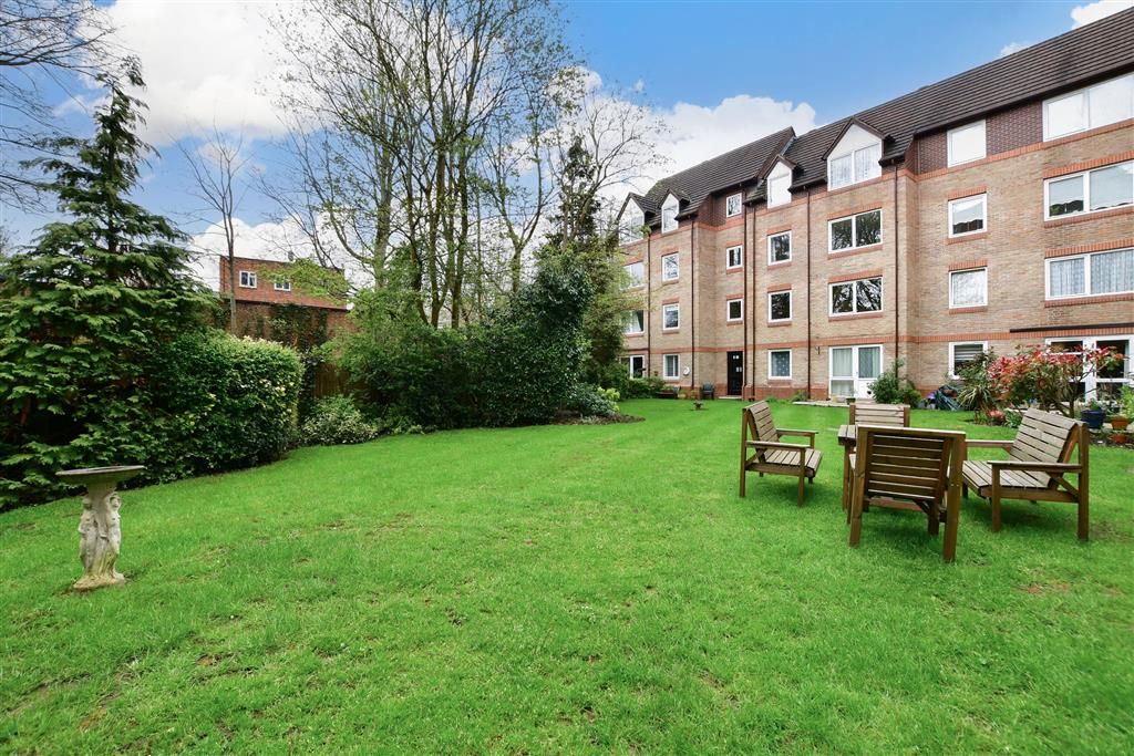 Property photo 2 of 11 Communal Gardens