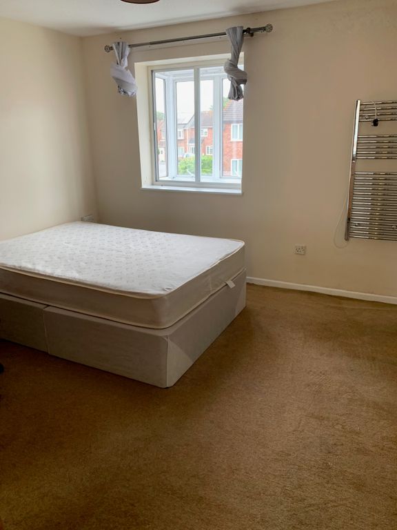 Property photo 3 of 5 A Spacious Double Bedroom With Good Natural Light,...
