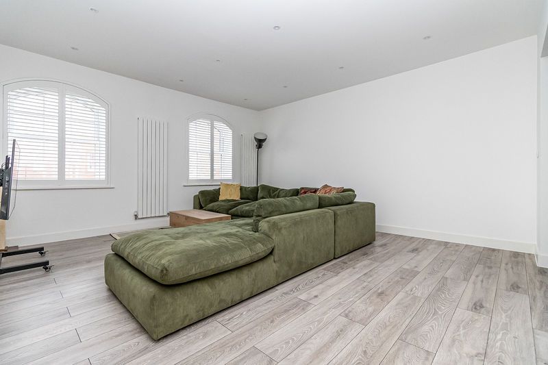 Property photo 2 of 19 .