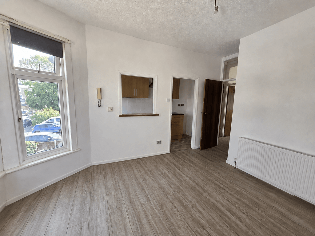 Property photo 2 of 6 2A2F161c-d26F-4E92-8B5B-3d47d1Bd73Ae