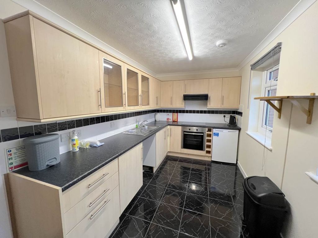 Property photo 2 of 9 Kitchen
