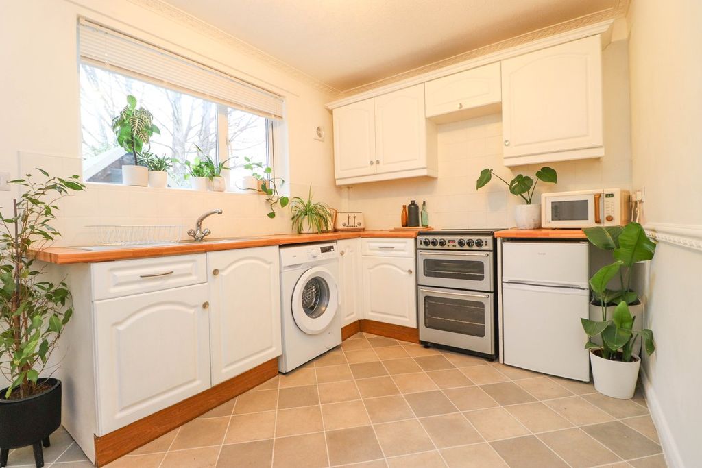 Property photo 2 of 18 Dining Kitchen