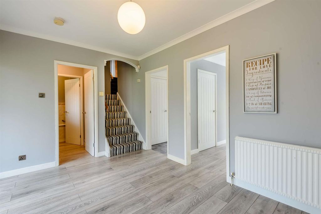 Property photo 2 of 21 8456915-Interior04-800.Jpg