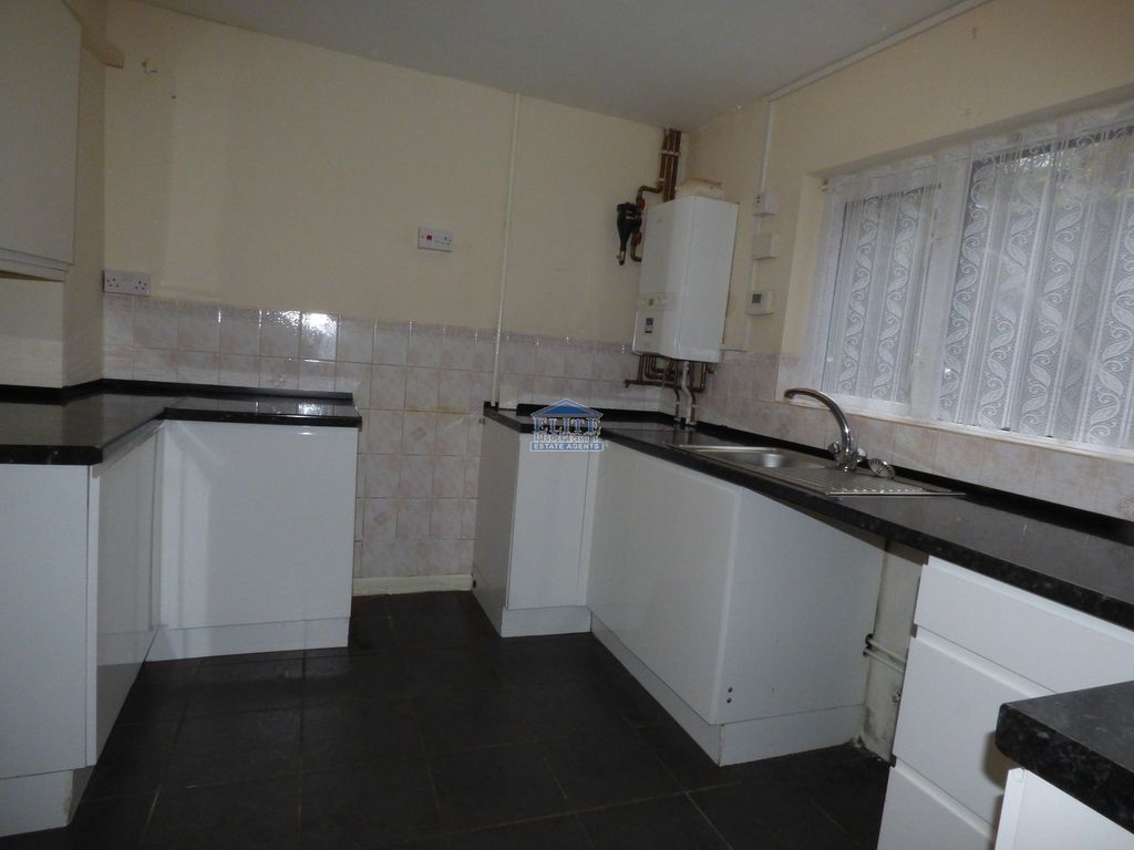 Property photo 2 of 6 Kitchen