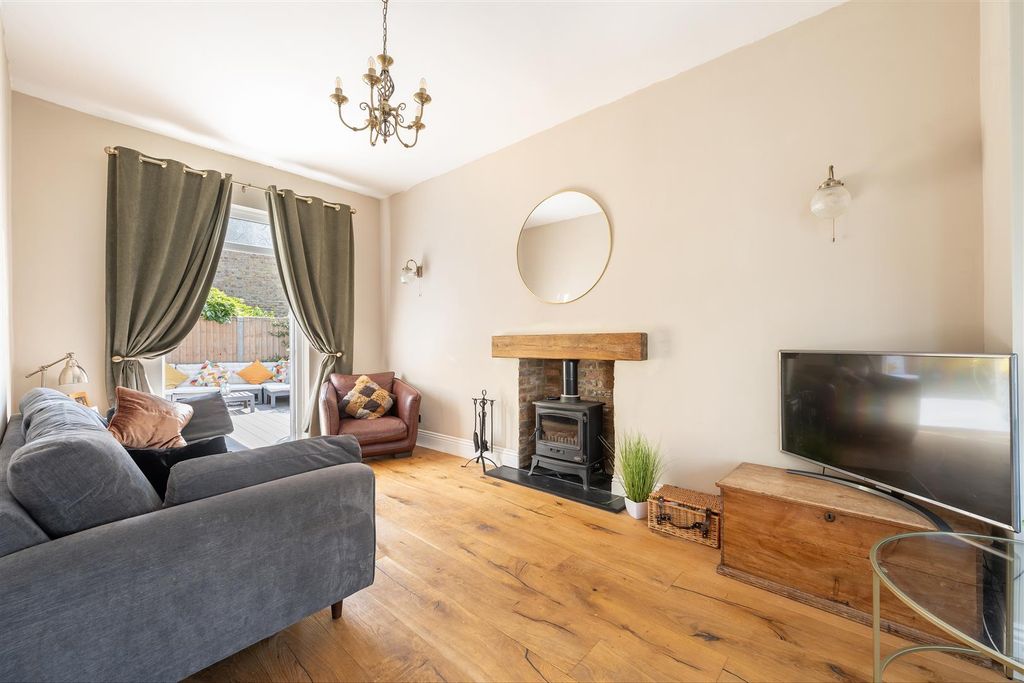 Property photo 3 of 30 Cavendish Drive, E11