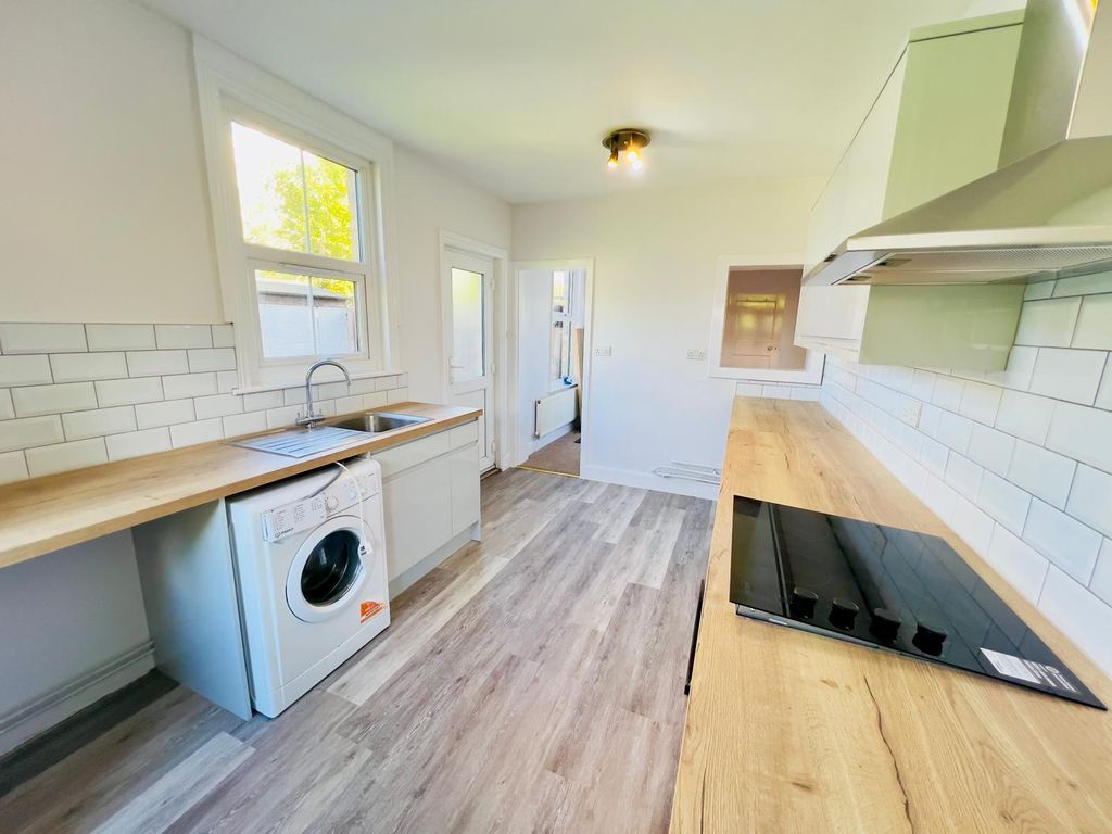 Property photo 3 of 10 Kitchen