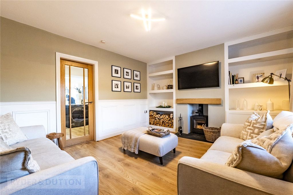 Property photo 3 of 22 Lounge