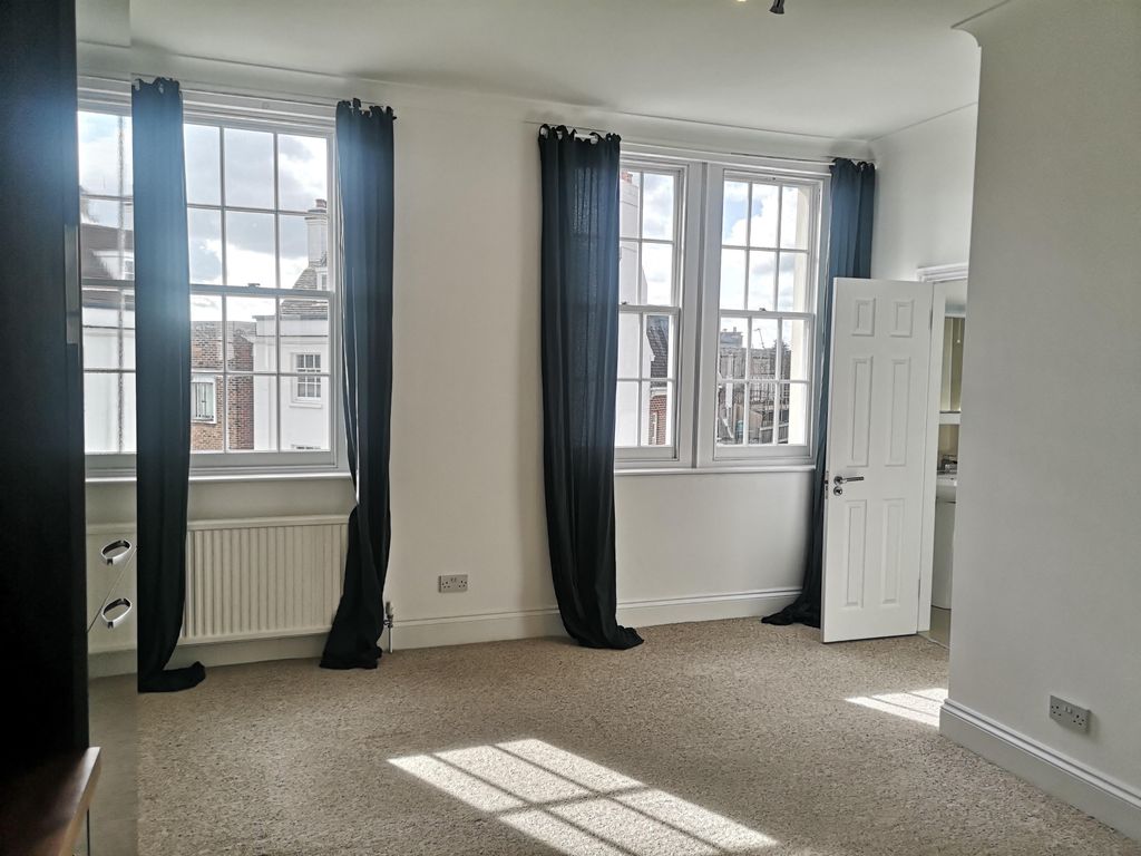 Property photo 2 of 4 Living Room