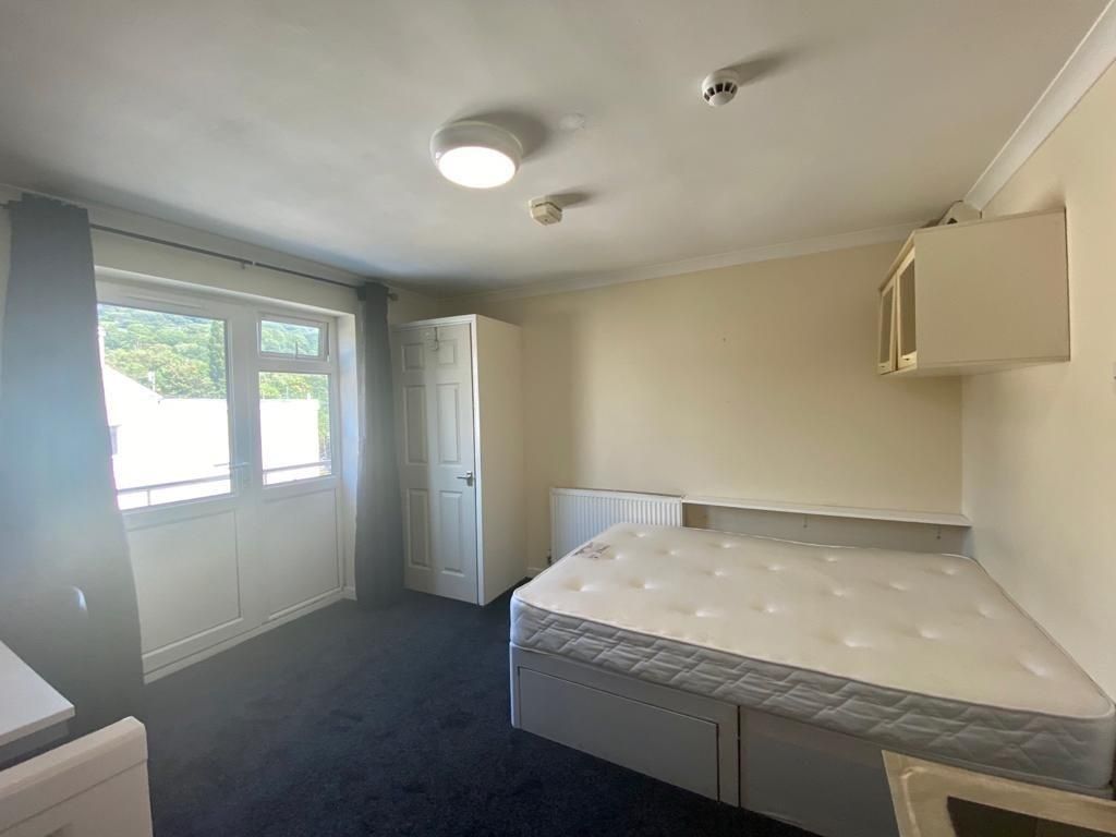 Property photo 2 of 5 Bright Bedroom With Double Bed And Ample Storage...