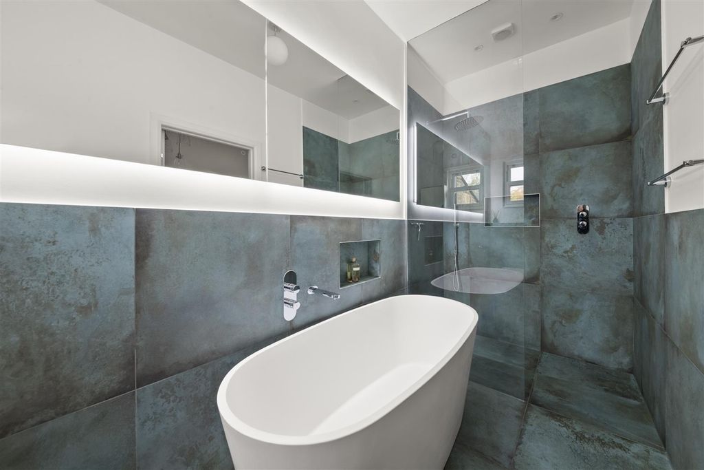 Property photo 2 of 25