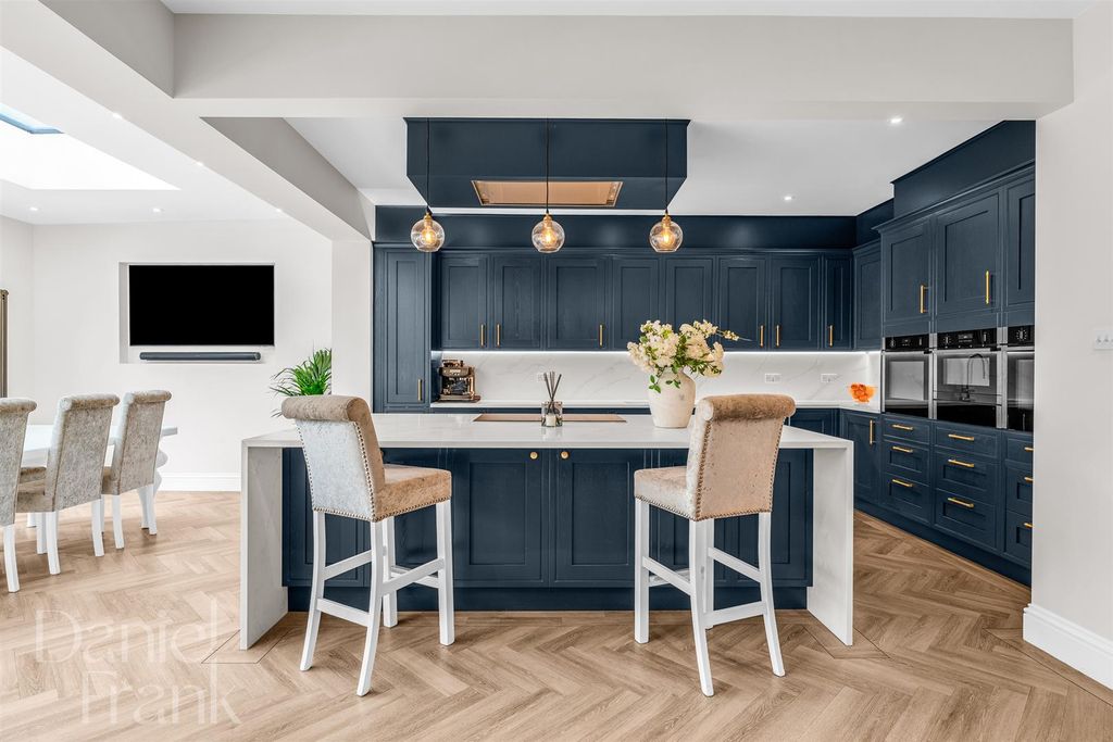 Property photo 3 of 39