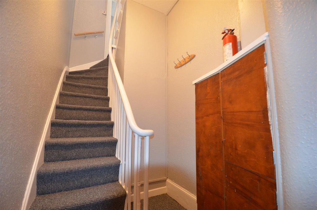 Property photo 2 of 20 Entrance Hall
