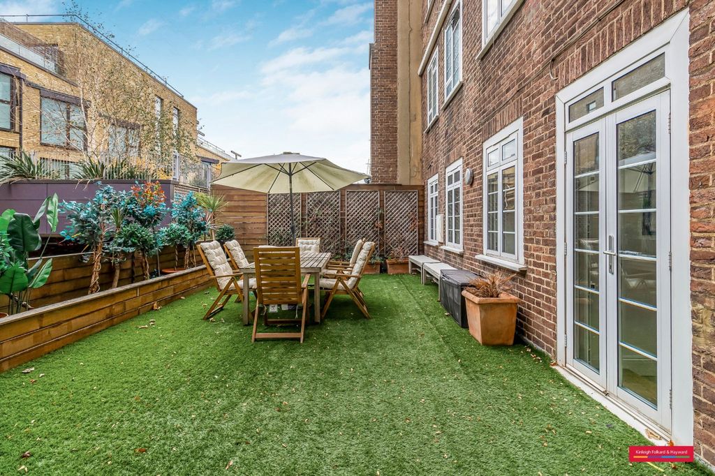 Property photo 2 of 31 Terrace