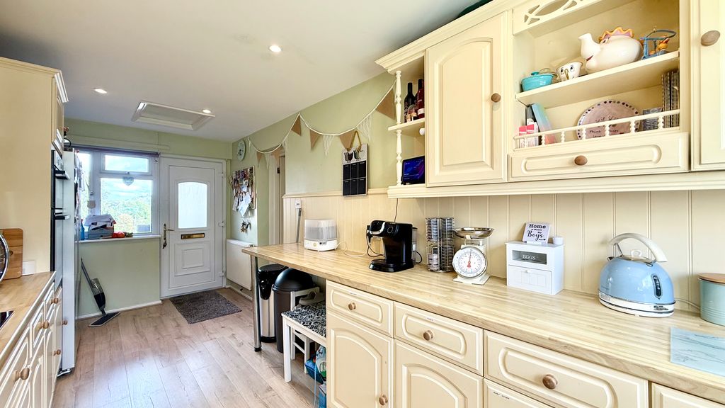 Property photo 3 of 16 Kitchen