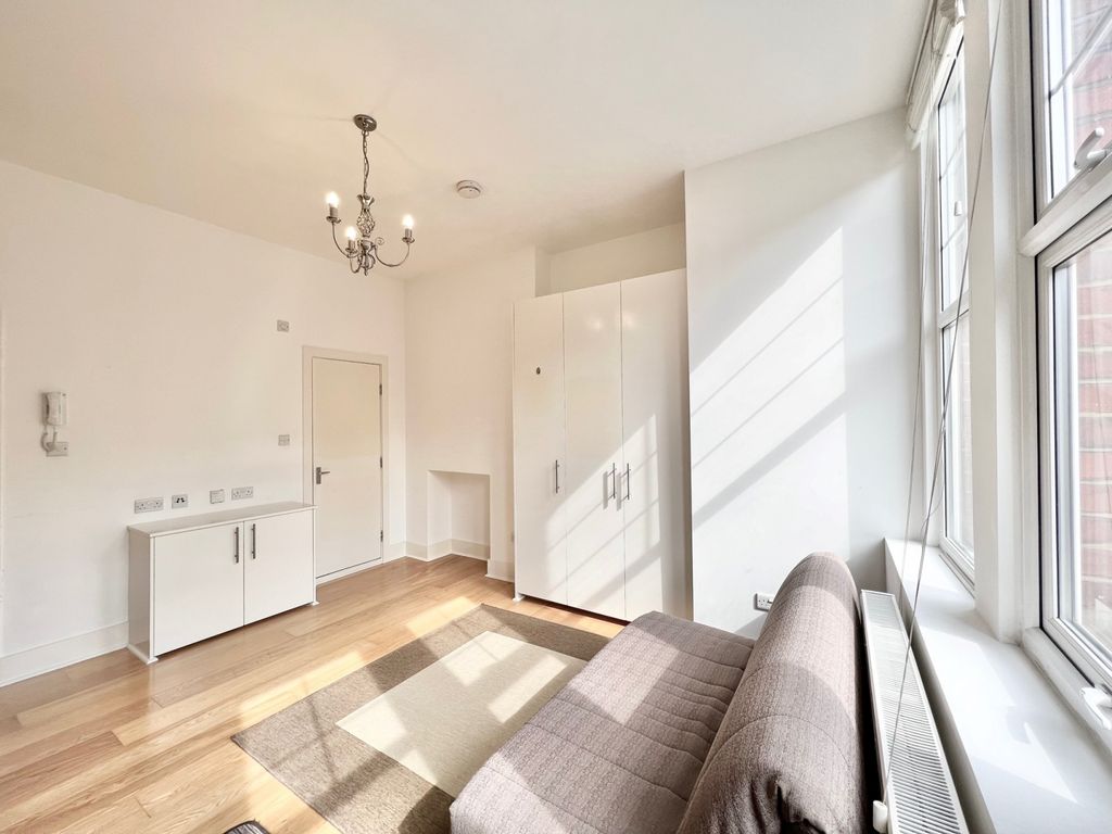 Property photo 1 of 10 Studio Flat For Rent