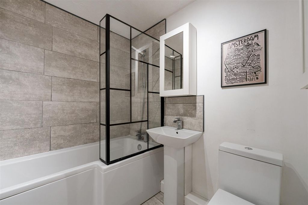 Property photo 3 of 28 Marconi Rd, E10