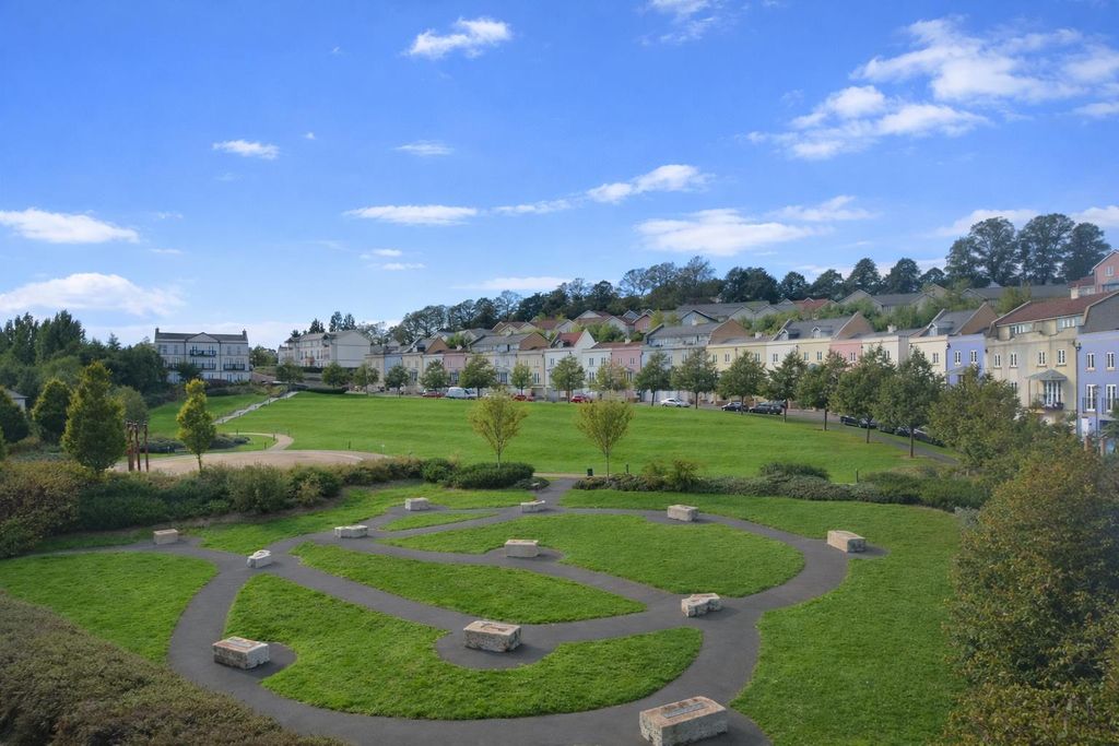 Property photo 2 of 16 Outside.Png