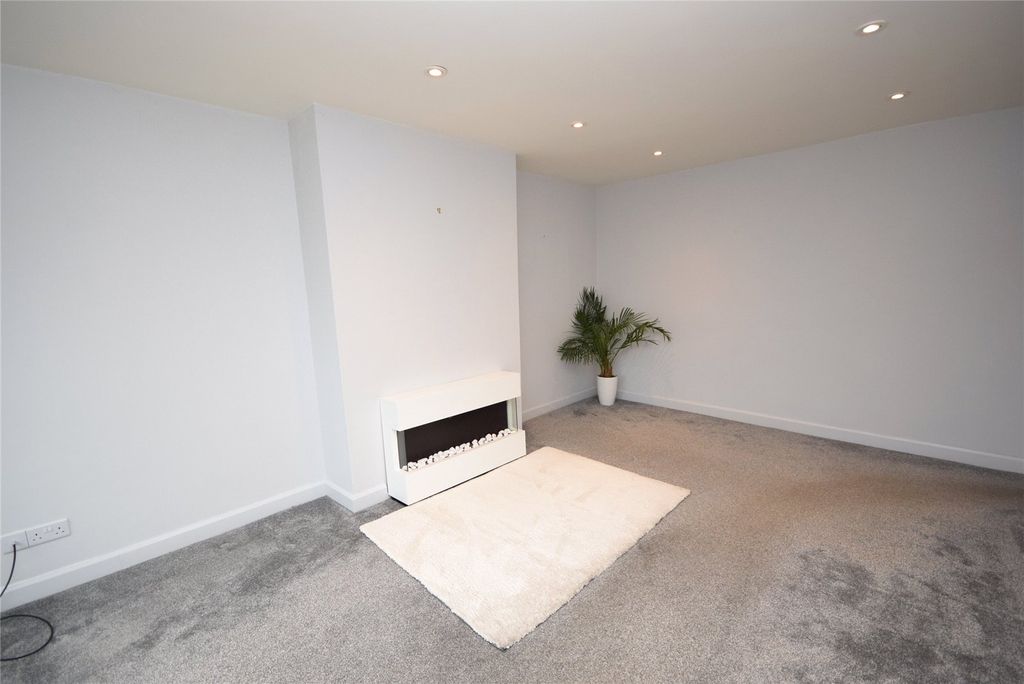 Property photo 3 of 19 Lounge