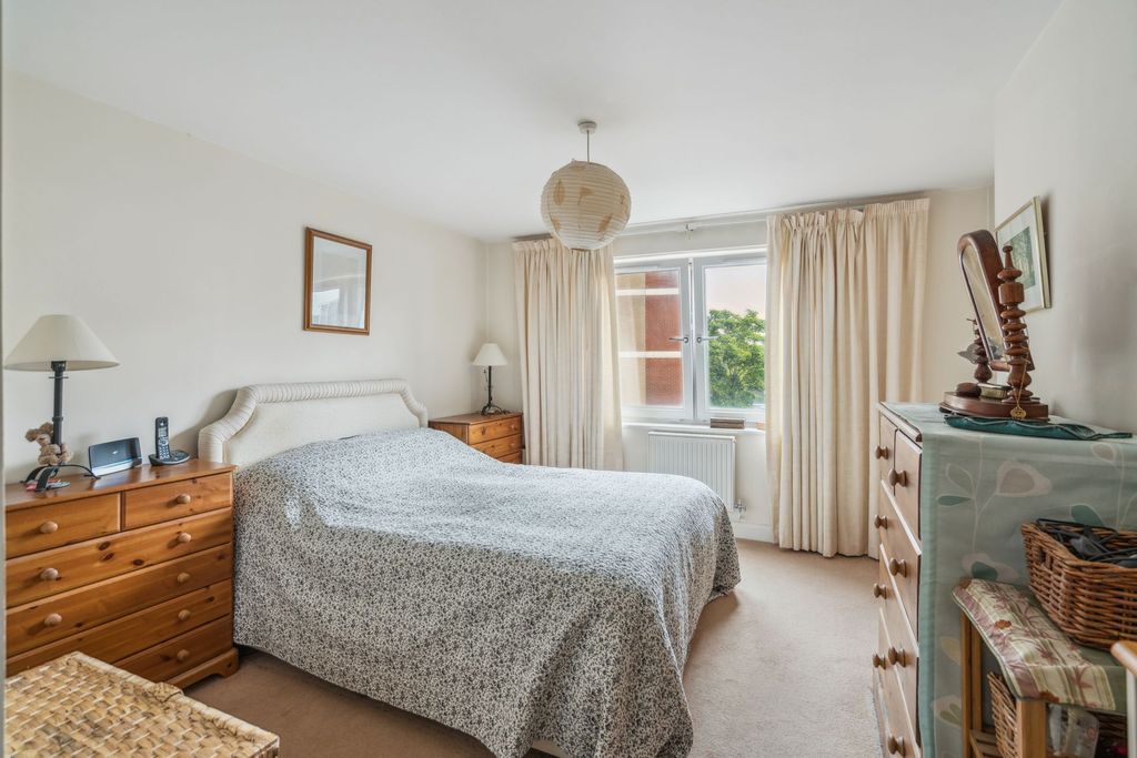 Property photo 3 of 12 Bed 1