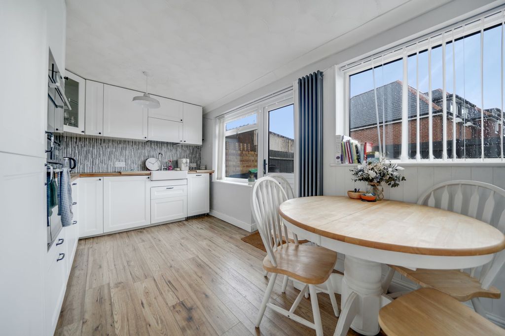 Property photo 3 of 11 Forge Road, Sittingbourne - Kitchen