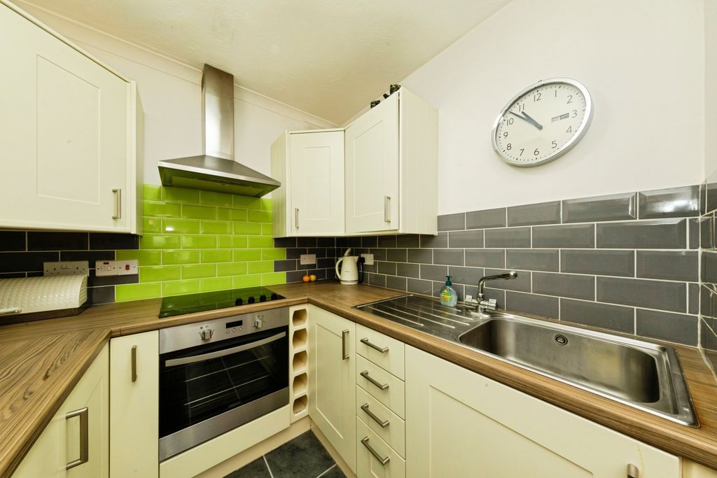 Property photo 3 of 11 Kitchen