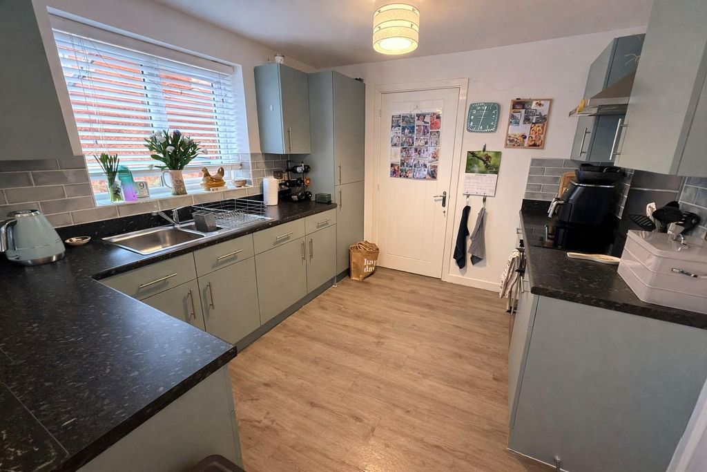 Property photo 3 of 14 Kitchen 3.Jpg