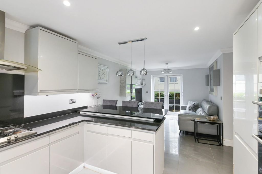 Property photo 2 of 16 Acorn Close (11).Jpg