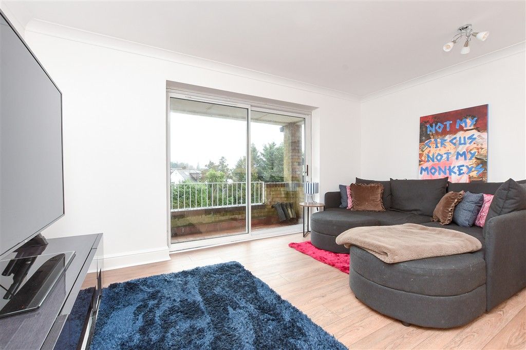 Property photo 3 of 12 Lounge