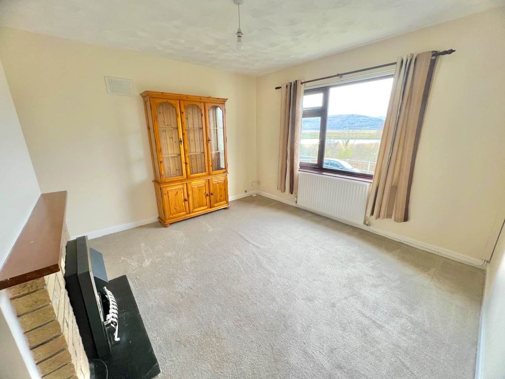 Property photo 2 of 12 Lounge