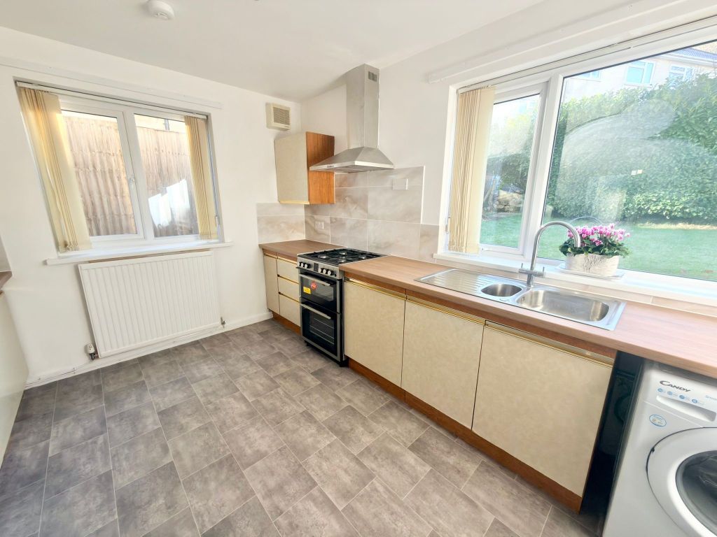 Property photo 2 of 11 Kitchen