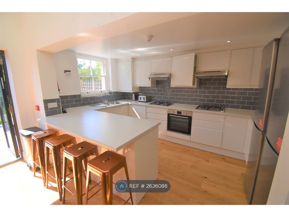 Property photo 2 of 11 Kitchen