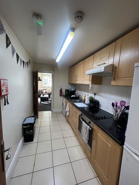 Property photo 1 of 8 A Tidy And Modern Kitchen With Ample Storage Cabin...