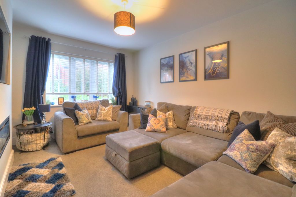 Property photo 3 of 22 Lounge