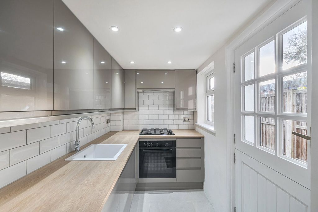 Property photo 2 of 24 Picture No. 18