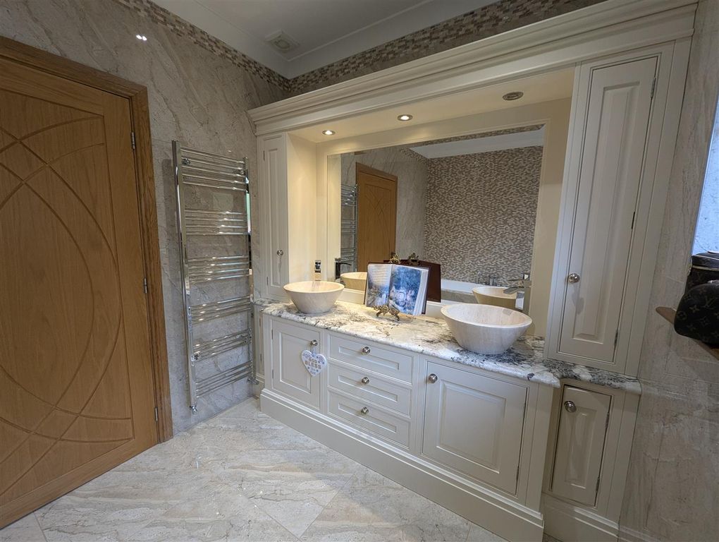 Property photo 3 of 16 Bathroom