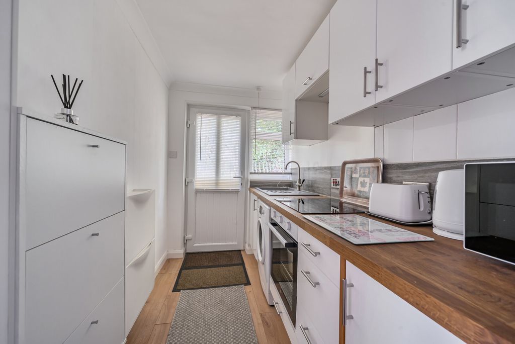 Property photo 2 of 16 1377064-15-690E1B...