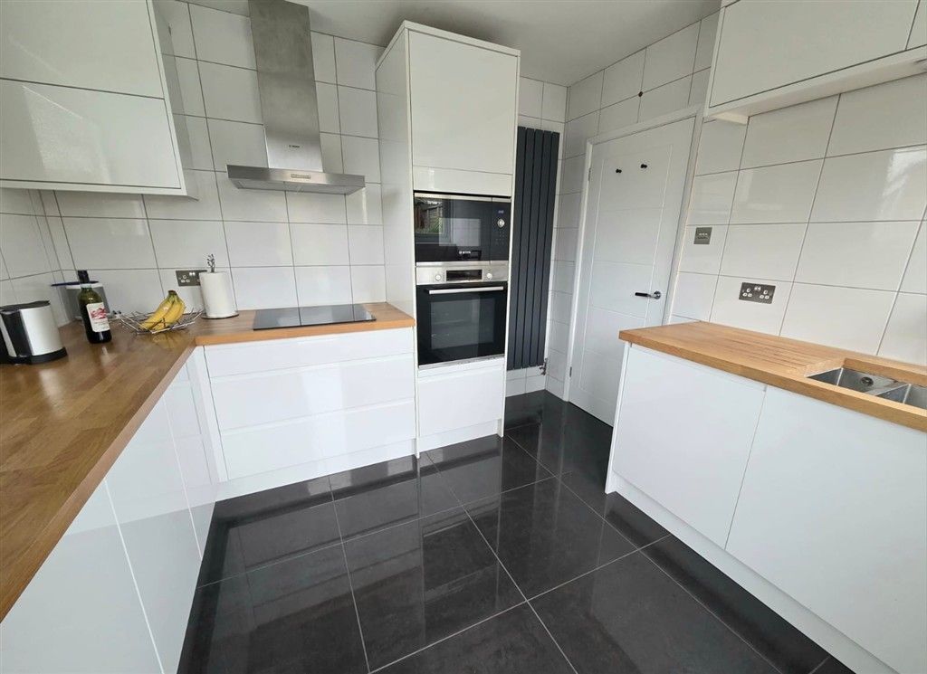 Property photo 1 of 11 Kitchen