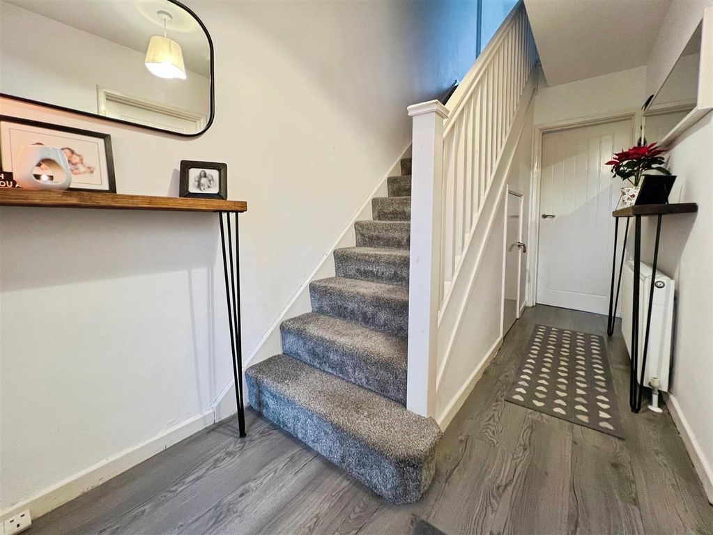 Property photo 3 of 30 Entrance Hall