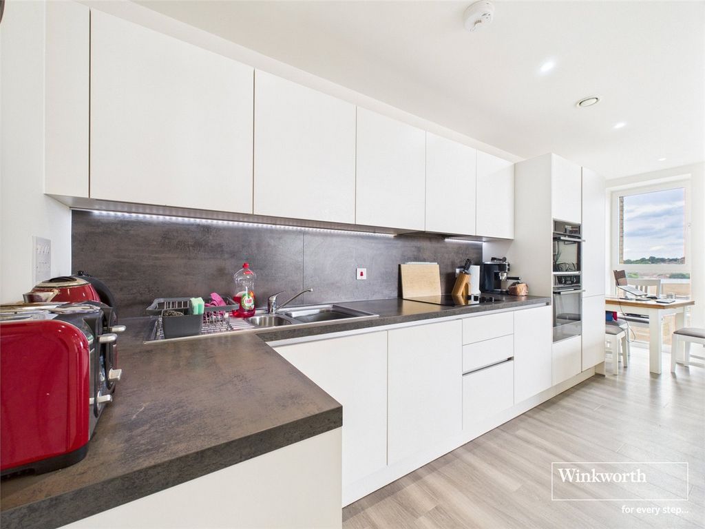 Property photo 3 of 8 Fitted Kitchen