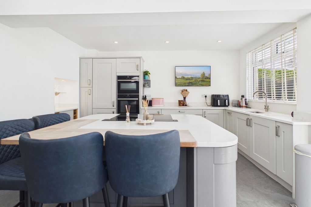 Property photo 3 of 27