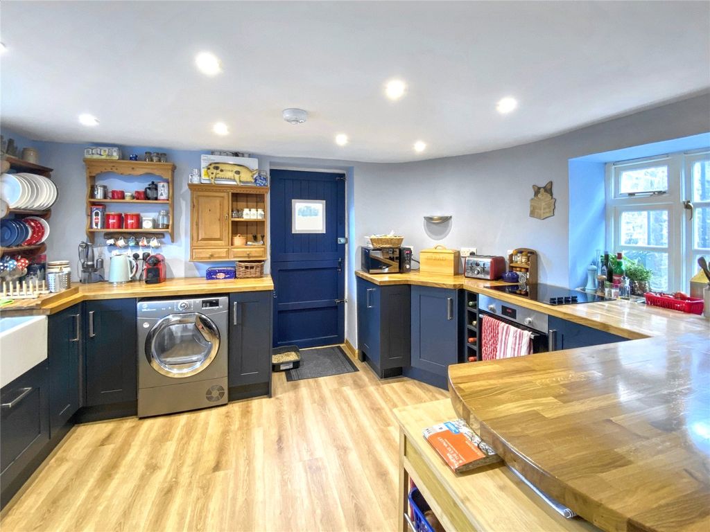 Property photo 3 of 11 Kitchen
