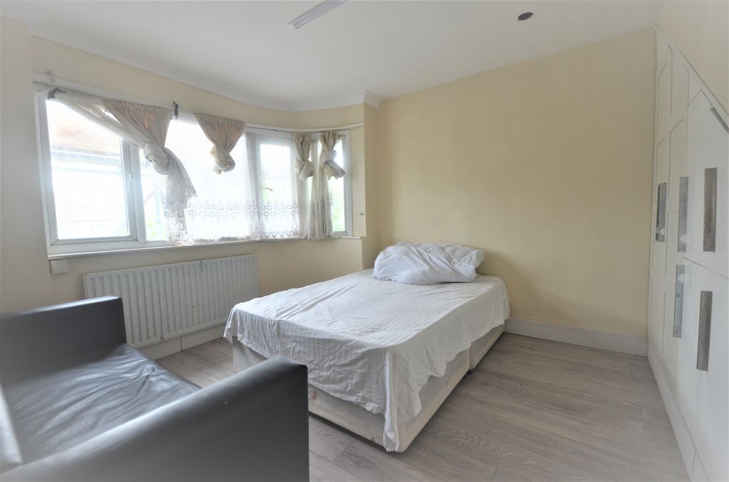 Property photo 3 of 8 Gallery