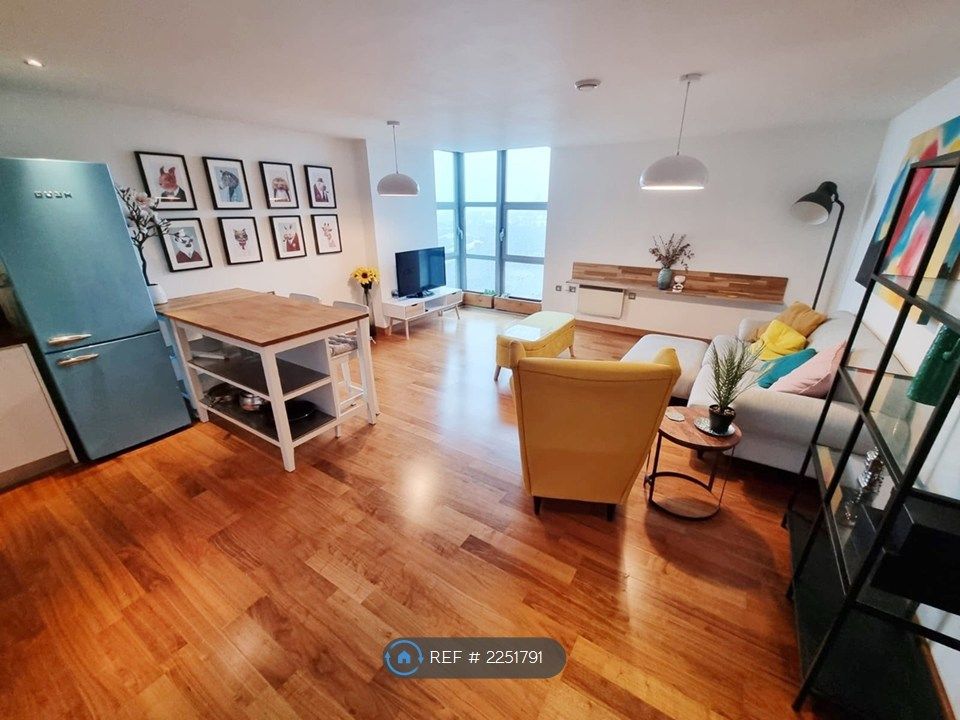 Property photo 2 of 32 Living Room/Kitchen