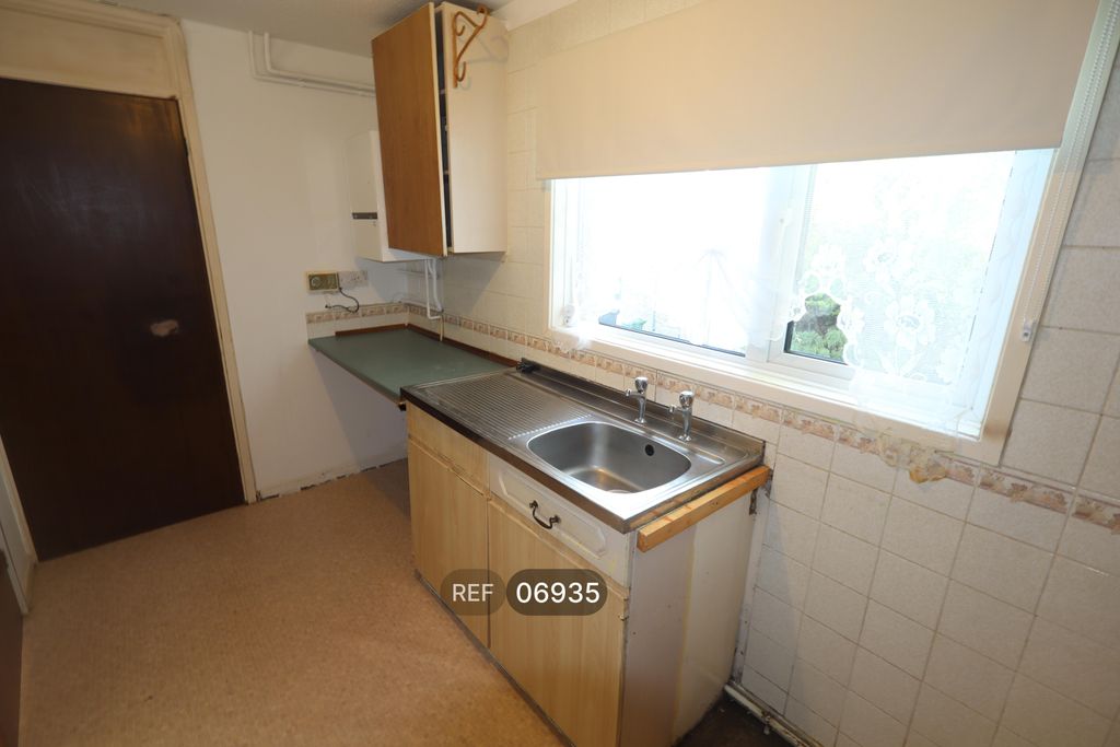 Property photo 3 of 11 Kitchen