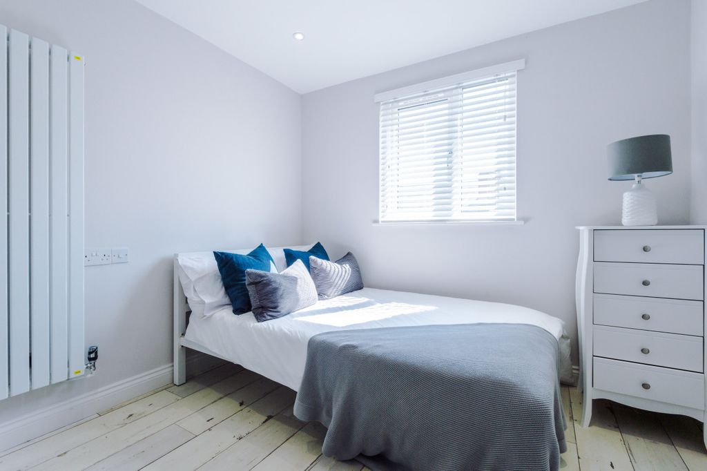 Property photo 2 of 42 27 Woodcroft Road Bedroom 1