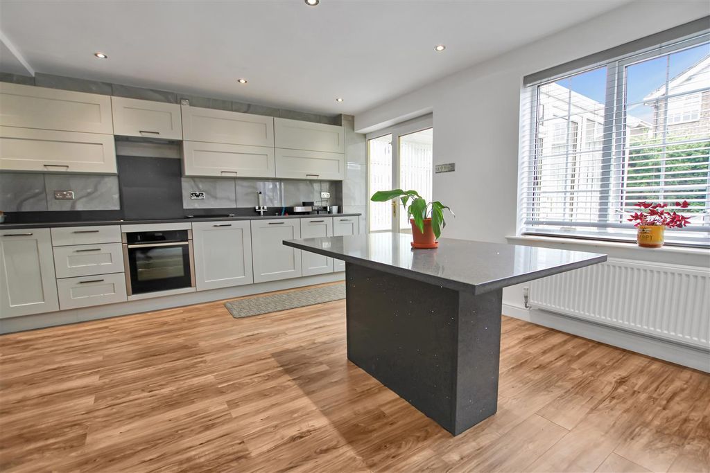 Property photo 3 of 17 Fitted Kitchen: